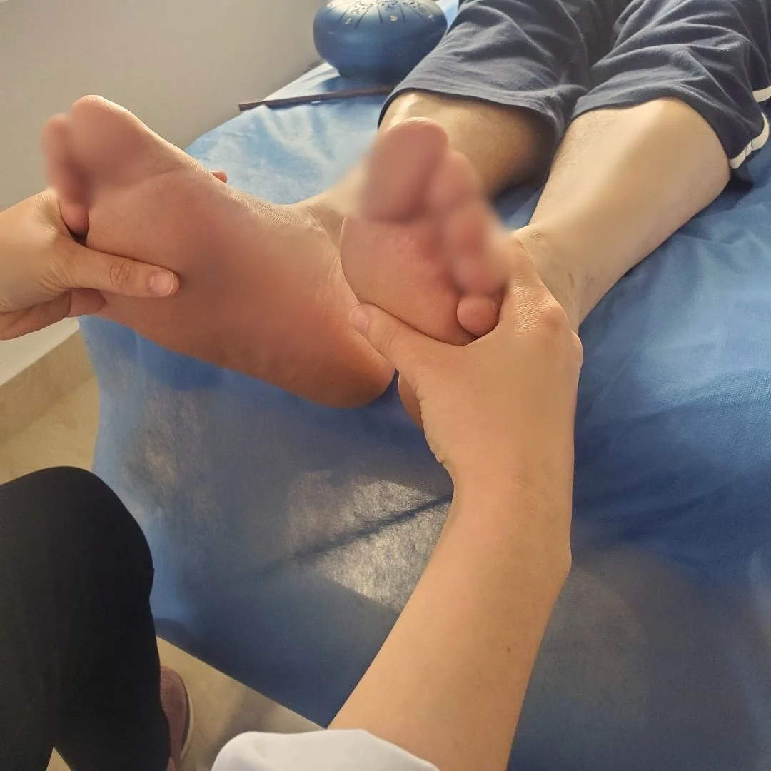 Reflexología podal en Bogotá - Más que un simple masaje - Image 2