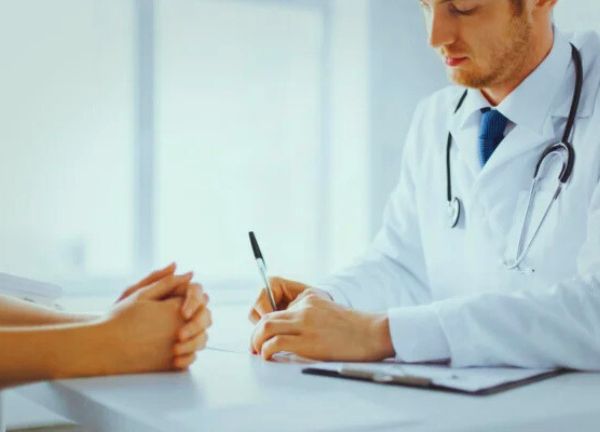 medicina convencional con médico recetando