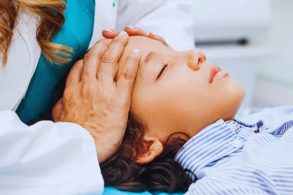 terapia bioenergetica con reiki a un nino